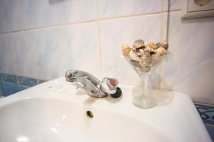 イヴァーノ・フランキーウシクにあるLike Home on Zaliznychna 9のバスルーム(ピーナッツのガラスの花瓶付) +9枚の写真