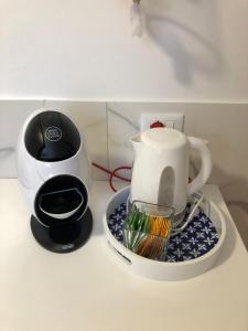 基奧賈的住宿－Grazia's Apartment，咖啡壶和烤面包机(位于柜台上)