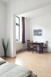 a bedroom with a dining room table and chairs at Ferienwohnung Leipzig-Zentrum in Leipzig