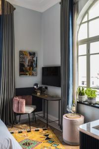 TV a/nebo společenská místnost v ubytování Elmina Hotel Jaffa