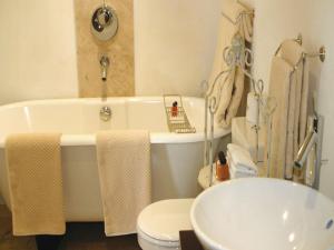 Ένα μπάνιο στο Leeuwenbosch Country House - Amakhala Game Reserve