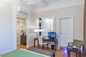 Uma TV ou centro de entretenimento em Internazionale Domus