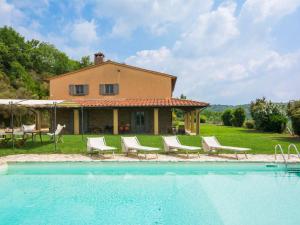 eine Villa mit einem Pool vor einem Haus in der Unterkunft Holiday Home Villa La Piaggia by Interhome in San Pancrazio