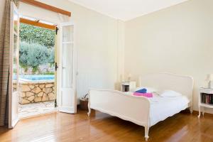Postel nebo postele na pokoji v ubytování Yellow House Ithaca + 28 fotografií