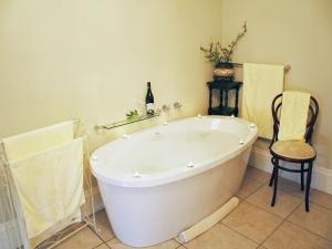 Ένα μπάνιο στο Leeuwenbosch Country House - Amakhala Game Reserve +37 φωτογραφίες