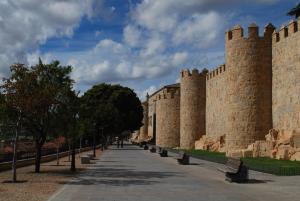 a wall with a row of benches next to it at Las Covachuelas (VuT) in Avila