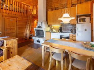 Kuchyň nebo kuchyňský kout v ubytování Holiday Home Lomaylläs f84 -palovaarankaarre 22a by Interhome