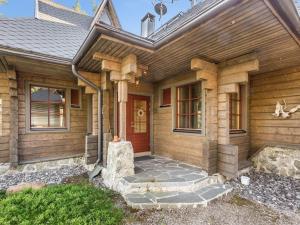 a wooden house with a red door at Holiday Home Ylläskyrö by Interhome in Ylläsjärvi