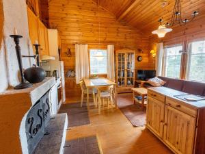 Kuchyň nebo kuchyňský kout v ubytování Holiday Home Lomaylläs f84 -palovaarankaarre 22a by Interhome