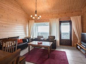ein Wohnzimmer mit Sofa und Tisch in der Unterkunft Holiday Home Ylläksen rinnemäki a by Interhome in Ylläs