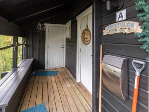 ユッラスヤルヴィにあるHoliday Home Lomaylläs f84 -palovaarankaarre 22a by Interhomeの戸付きキャビンの玄関