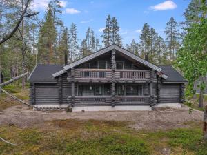 ユッラスヤルヴィにあるHoliday Home Ylläsmaisema 1 by Interhomeの森の丸太小屋