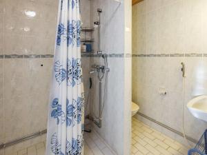 Ένα μπάνιο στο Holiday Home Tammukka i by Interhome