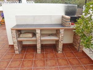 Santa Fe de los BolichesにあるHoliday Home Amapola by Interhomeのパティオの上にベンチが備わります。