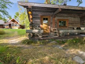 Cabaña de madera con porche y casa en Holiday Home Rasilinna by Interhome en Asila