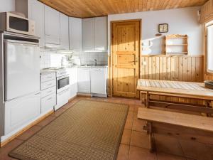 アカスロンポロにあるHoliday Home Tammukka i by Interhomeの木製の天井、白い家電製品付きのキッチン