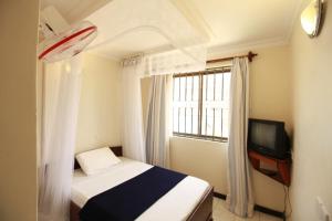 Ein Bett oder Betten in einem Zimmer der Unterkunft Coastgate Hotel