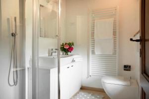 A bathroom at Villa Pianora Még 37 kép