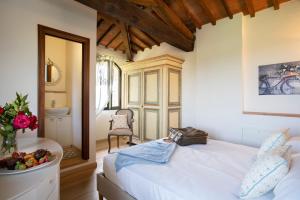 A bed or beds in a room at Villa Pianora
