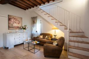 A seating area at Villa Pianora
