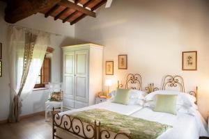 A bed or beds in a room at Villa Pianora