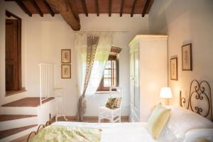A bed or beds in a room at Villa Pianora