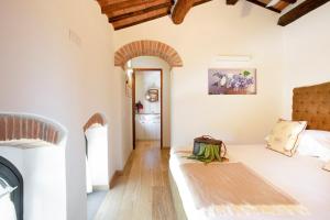 A bed or beds in a room at Villa Pianora