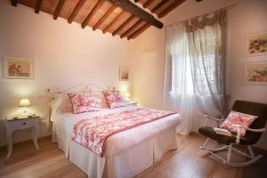 A bed or beds in a room at Villa Pianora
