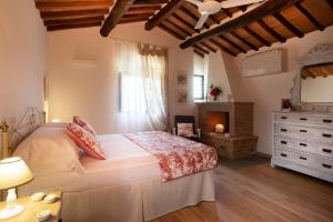 A bed or beds in a room at Villa Pianora