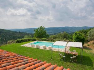 einen Pool mit Stühlen, einem Tisch und einem Sonnenschirm in der Unterkunft Holiday Home Villa La Piaggia by Interhome in San Pancrazio