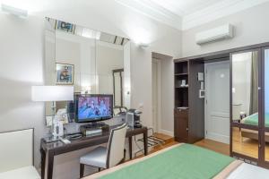 Uma TV ou centro de entretenimento em Internazionale Domus