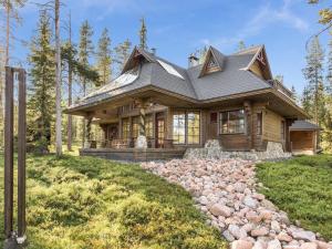 a log home with a gambrel roof at Holiday Home Ylläskyrö by Interhome in Ylläsjärvi