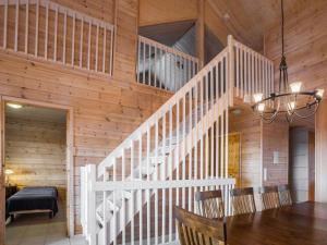eine Treppe in einem Holzhaus mit einem Tisch und Stühlen in der Unterkunft Holiday Home Ylläksen rinnemäki a by Interhome in Ylläs + 14 Fotos