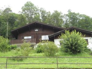 una casa in legno con balcone sull'erba di Apartment Goldrose by Interhome a Zweisimmen