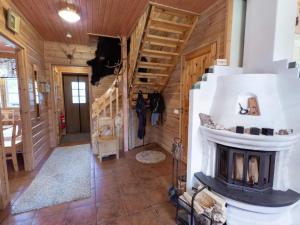 ユッラスヤルヴィにあるHoliday Home Alppitalo b by Interhomeのリビングルーム(暖炉、階段付)