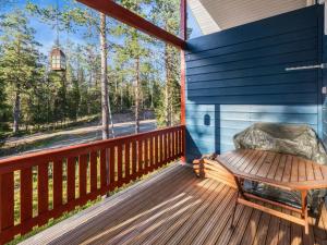 - une terrasse couverte en bois avec un banc dans l'établissement Holiday Home Ylläksen sirppikuu 2 by Interhome, à Ylläsjärvi