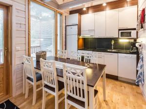 Η κουζίνα ή μικρή κουζίνα στο Holiday Home Ylläksen sirppikuu 2 by Interhome +9 φωτογραφίες