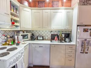 Køkken eller tekøkken på Holiday Home Alppitalo b by Interhome + 8 billeder