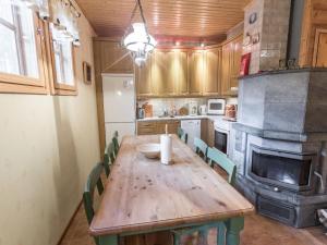 ユッラスヤルヴィにあるHoliday Home Alppitalo a by Interhomeのキッチン(木製テーブル、椅子、オーブン付)