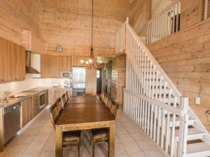una cocina con una mesa de madera y una escalera en Holiday Home Ylläksen rinnemäki c by Interhome en Ylläs