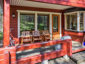 un porche de una casa con sillas y ventanas en Holiday Home Lemmenlaakso by Interhome en Äkäslompolo