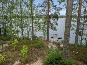 una mesa de picnic a orillas de un lago en Holiday Home Neitlinna by Interhome, en Pitkälahti
