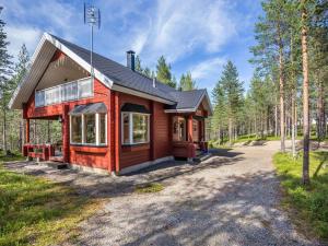 czerwona kabina w środku lasu w obiekcie Holiday Home Lemmenlaakso by Interhome w mieście Äkäslompolo