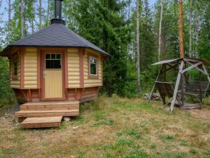Cabaña pequeña en un campo con cenador en Holiday Home Neitlinna by Interhome, en Pitkälahti