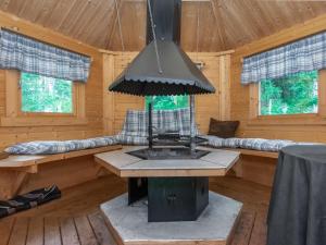 Cabaña de madera con cocina con fogones. en Holiday Home Neitlinna by Interhome, en Pitkälahti
