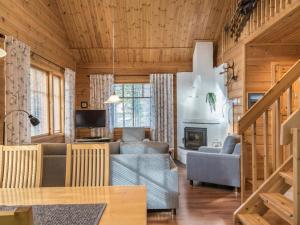 ein Wohnzimmer mit einem Sofa und einem Kamin in der Unterkunft Holiday Home Nahila by Interhome in Äkäslompolo