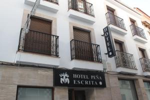 una señal de hotel en el lateral de un edificio en Hotel Peña Escrita, en Fuencaliente