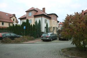 uma rua com carros estacionados em frente a casas em Apartament-Studio em Szczecin