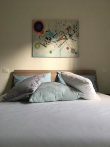A bed or beds in a room at Villa Joy - Iconic Heritage Rooms