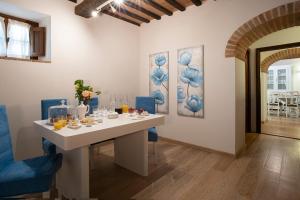 A seating area at Villa Pianora